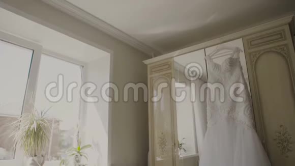 酒店房间衣架上的蓬松婚纱结婚的早晨视频的预览图