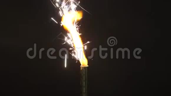 喷泉烟火燃烧在黑色背景上视频的预览图