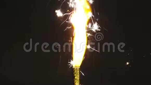 喷泉烟火燃烧在黑色背景上视频的预览图