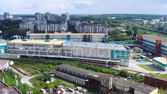 城市和工厂综合体的俯视图录像城市白天工业生产概况工业视频的预览图