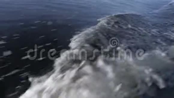 从摩托艇的船头挥手水和马达的声音4K超高清摄影夹视频的预览图