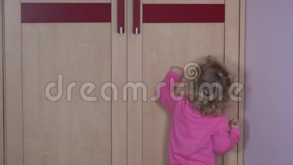 幼儿女孩在壁橱里找到她的母亲快乐的孩子玩妈妈视频的预览图