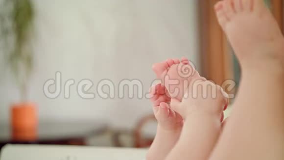 婴儿的双脚在手中母亲双手视频的预览图
