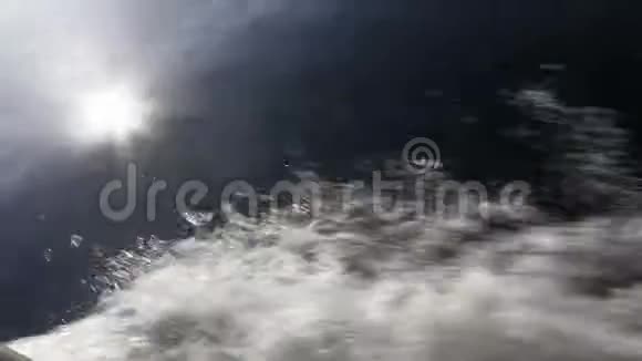 从摩托艇的船头挥手水和马达的声音4K超高清摄影夹视频的预览图