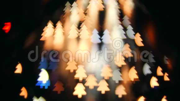 夜间交通汽车灯光使圣诞松树形状的背景4K视频的预览图
