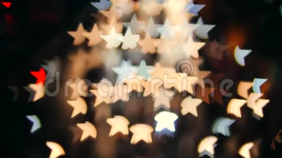 夜间交通汽车灯光使明星形状波克圣诞背景4K视频的预览图