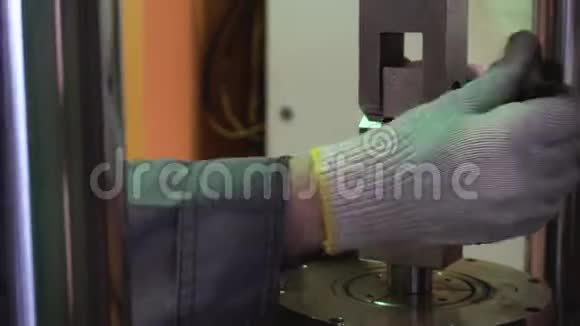 金属样品进行抗压强度检测录像实验室用压力机进行金属强度试验视频的预览图