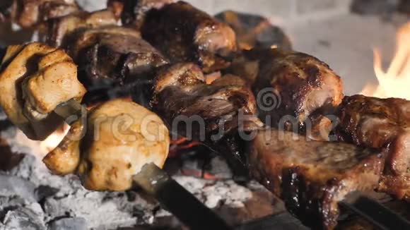 烤肉架上的肉烤串肉串用木炭煮猪肉传统野餐菜肴特写视频的预览图