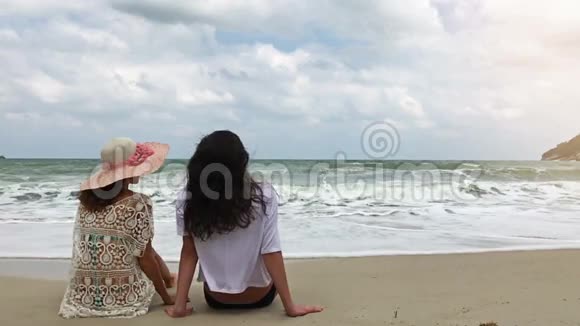 两个女孩在海滩上慢动作放松视频的预览图