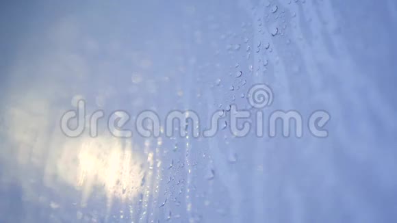 秋天的雨天雨水滴在雾气弥漫的公共汽车车窗玻璃上4公里视频的预览图