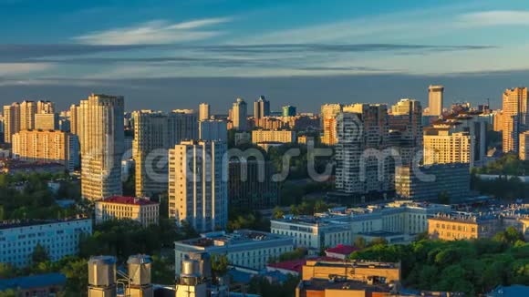 莫斯科市在黎明时分沐浴在黄色的阳光下一个雾很早的早晨影子在房子里移动特大城市空中视频的预览图