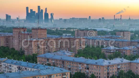 从城市景观的顶部看时间住宅建筑公园区域远处莫斯科城市摩天大楼群视频的预览图