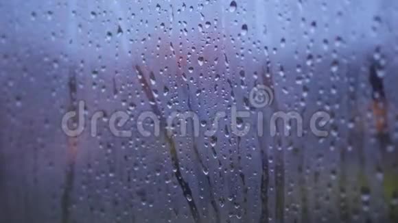 雨滴在混合车窗玻璃与模糊的夜晚城市汽车灯光博克作为背景4K泰国曼谷视频的预览图