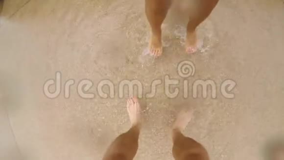 年轻无忧无虑的幸福夫妻赤脚在水坑里跳在雨天玩得开心4公里视频的预览图