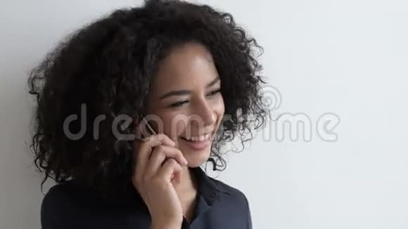 快乐的女人在手机上聊天视频的预览图