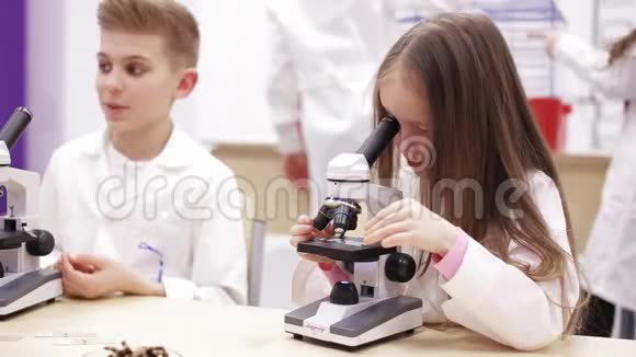 在学校的生物课上有显微镜的孩子视频的预览图