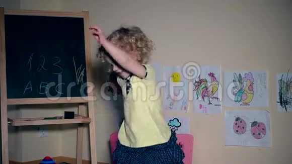 有趣的女孩在家玩得开心跳舞娱乐和娱乐视频的预览图