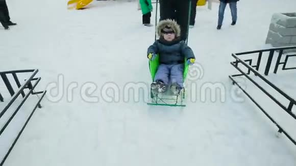 小男孩驾驶雪橇过冬视频的预览图