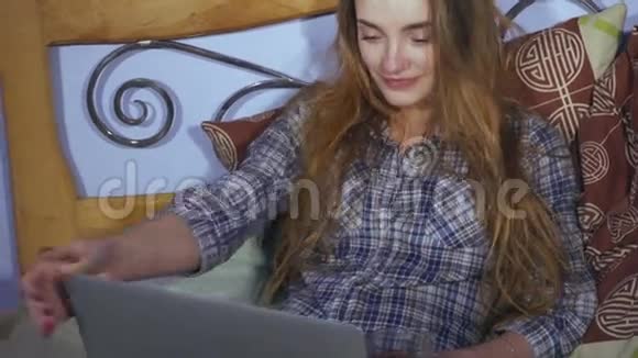 女孩在床上喝红茶视频的预览图
