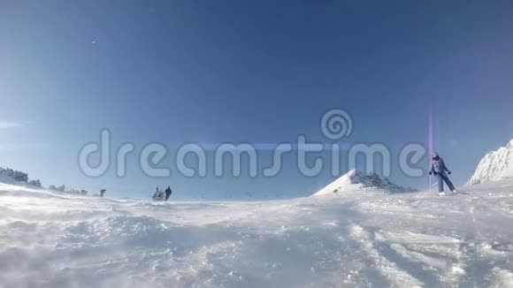 女滑雪者溅到镜头旁边慢动作视频视频的预览图