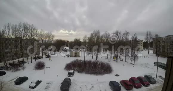 一个小城市的平均院子在冬天有一个大的视角与天空和云彩延时视频4k视频的预览图