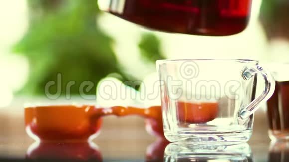 热的芳香鲜茶被浇成玻璃杯视频的预览图