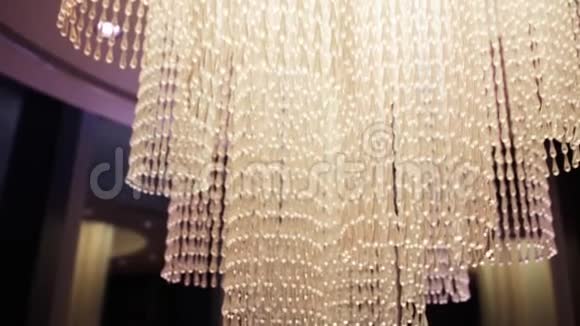 美丽的水晶吊灯股票豪华酒店的高吊灯视频的预览图