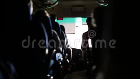 巴士上的游客去旅游库存交通旅游公路旅行和人的概念一群快乐的乘客或视频的预览图