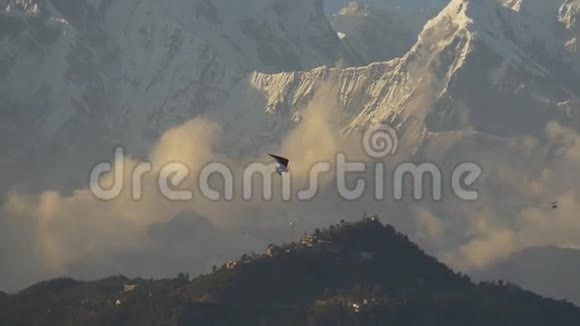 大山上飞来飞去的三轮视频的预览图