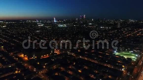 夜间飞过费城南部向中心城市的鸟瞰图视频的预览图