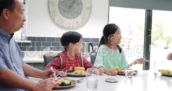 孩子们和家人一起吃炒菜视频的预览图
