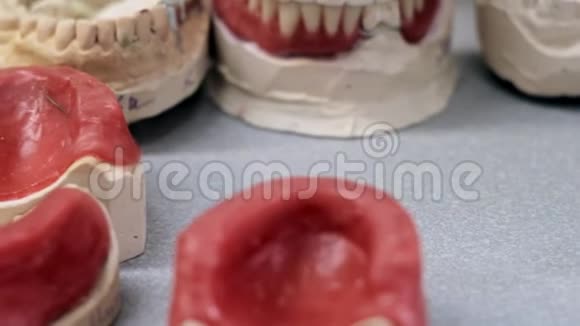 假人下巴多余的牙齿视频的预览图