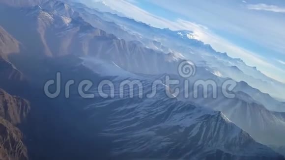 在雪覆盖的石岩山山崖上观看惊人的空中无人机冬季雾云景观视频的预览图