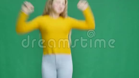 女孩跳跃情感的快乐和乐趣白色背景视频的预览图