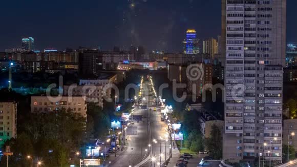 莫斯科市中心的夜间交通活动时间点城市鸟瞰图视频的预览图