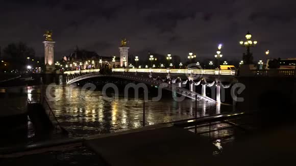 塞纳河畔亚历山大三世桥夜景视频的预览图