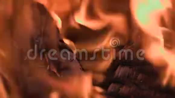 燃烧木材和煤特写镜头片段4K视频的预览图