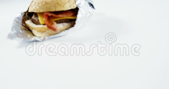 汉堡包裹着桌子上的箔纸视频的预览图