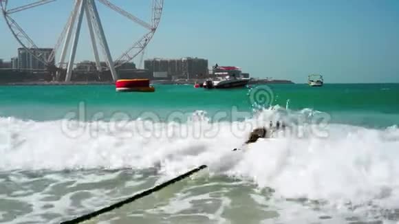 海滩迪拜码头阳光明媚的一天在海上视频的预览图