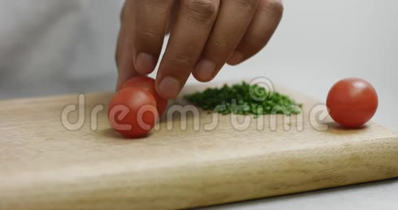 切樱桃西红柿旁边一堆切碎的韭菜视频的预览图