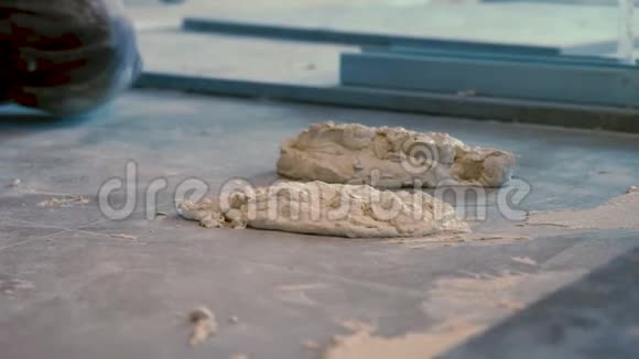 在铺设瓷砖之前工人将水泥胶和瓷砖胶粘剂放在地板上视频的预览图