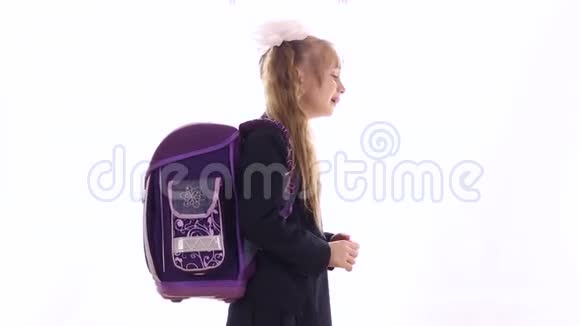 一个背着一个大背包的女生在哭视频的预览图