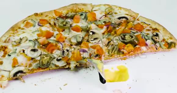 一半比萨饼和奶酪酱旋转视频的预览图