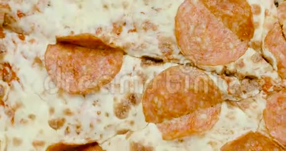 意大利香肠比萨饼围绕着它的轴线特写视频4k视频的预览图