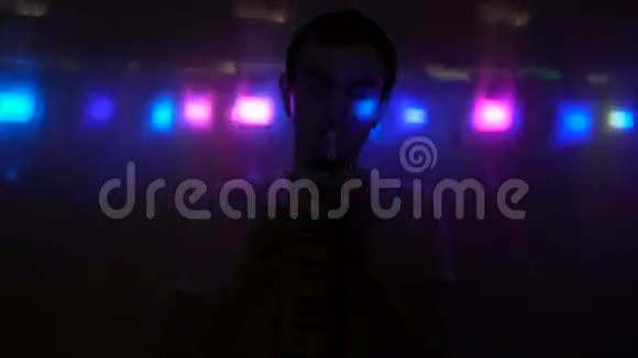 一个年轻人在夜总会玩音乐视频的预览图