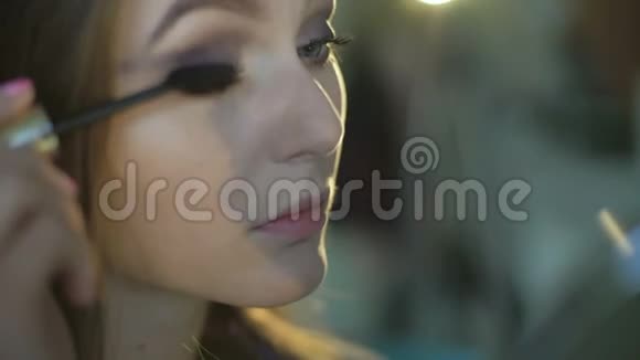 漂亮女孩涂睫毛膏4K视频的预览图