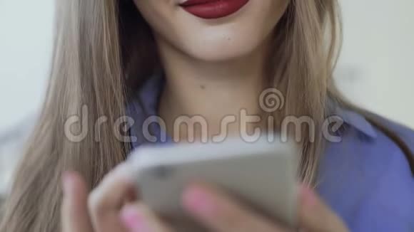 4K阳台上用智能手机化妆的漂亮女孩视频的预览图