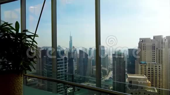 全景天际线和建筑从玻璃窗库存从公寓俯瞰城市的壮丽景色视频的预览图
