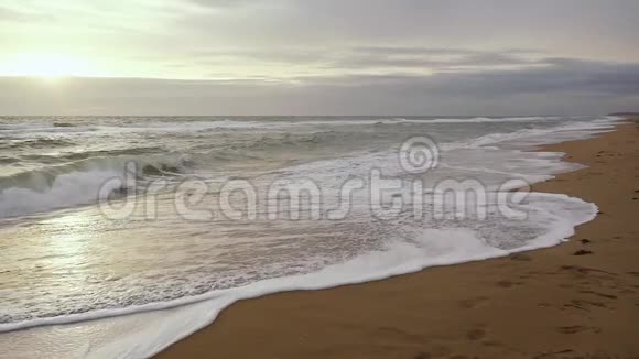 超级慢动作泡沫瀑布在沙滩上视频的预览图