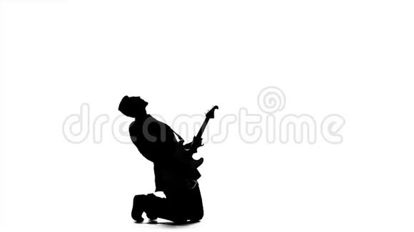 音乐家跪着弹电吉他剪影慢动作视频的预览图